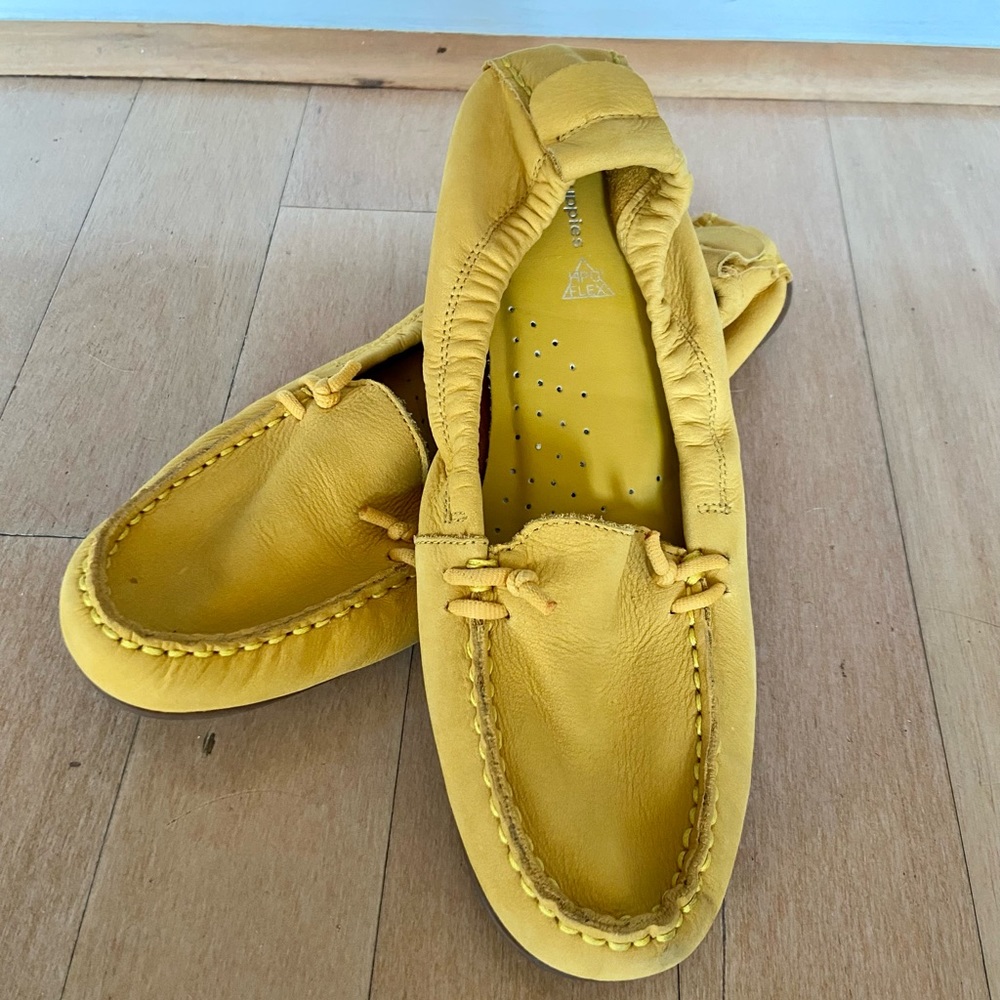 HUSH PUPPIES - ELASTIC BACK LOAFER - MUSTARD YELLOW - SIZE 9 - MOYEN